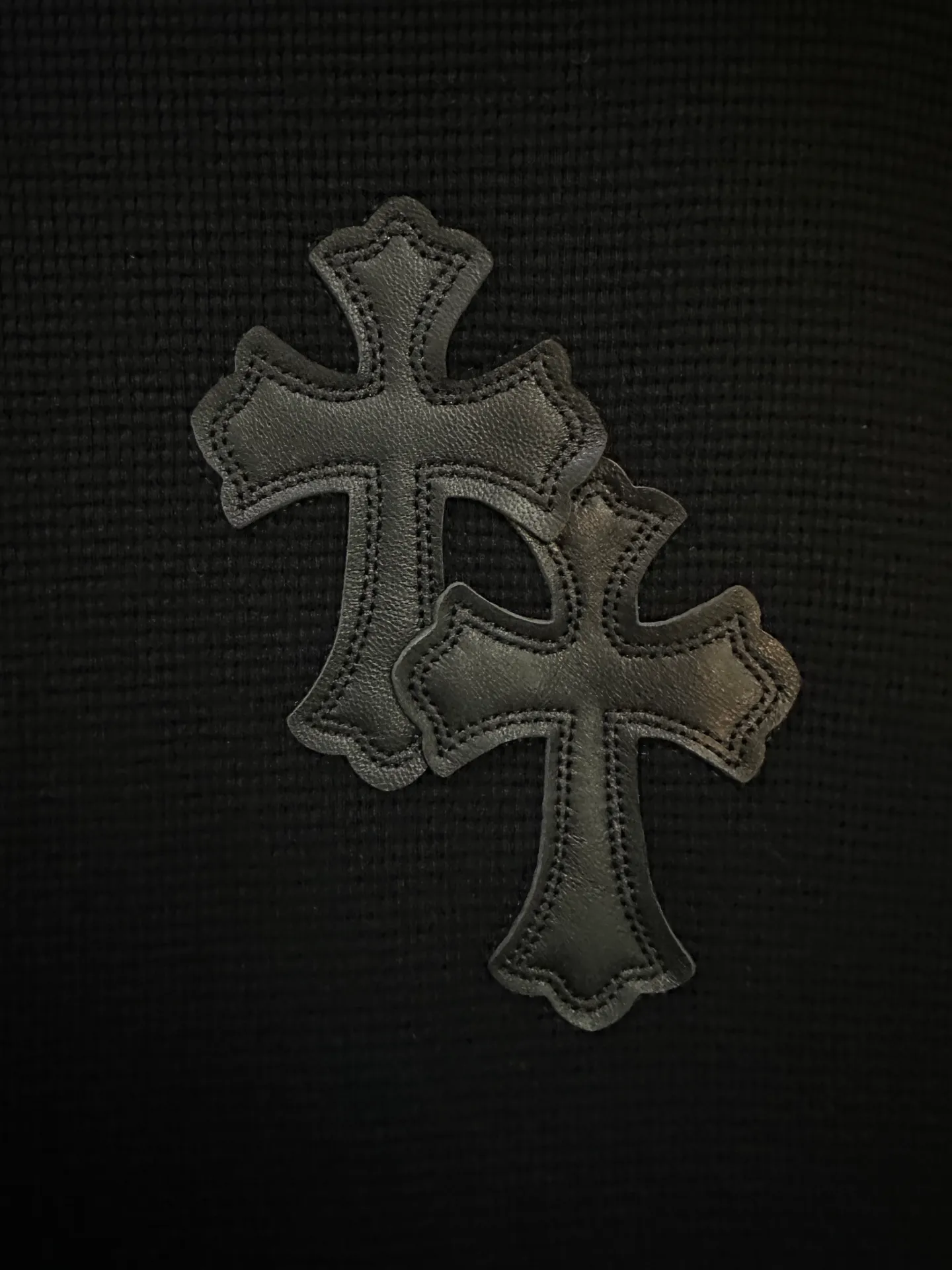 P390 Chrome Hearts patchwork leather Henry collar waffle long-sleeved T. Fabric: Made of 350g cotton waffle double-layer material. Differentiating low weight, cutting corners and non-pure cotton market products), a lot of effort has been put into the fabric, hardware and craftsmanship. The top quality in the market and industry benchmark are only owned by a few people. The overall wiring is straight and delicate, the fabric is comfortable and soft, and the color is consistent without color difference. Customized hardware, thread, accessories, plate alignment, same style for men and women -Color: black gray -Size: S M L